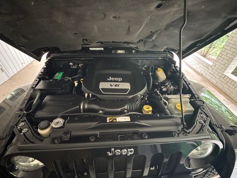 Used 2014 Jeep Wrangler Sahara w/ Connectivity Group AWD/4WD image 4
