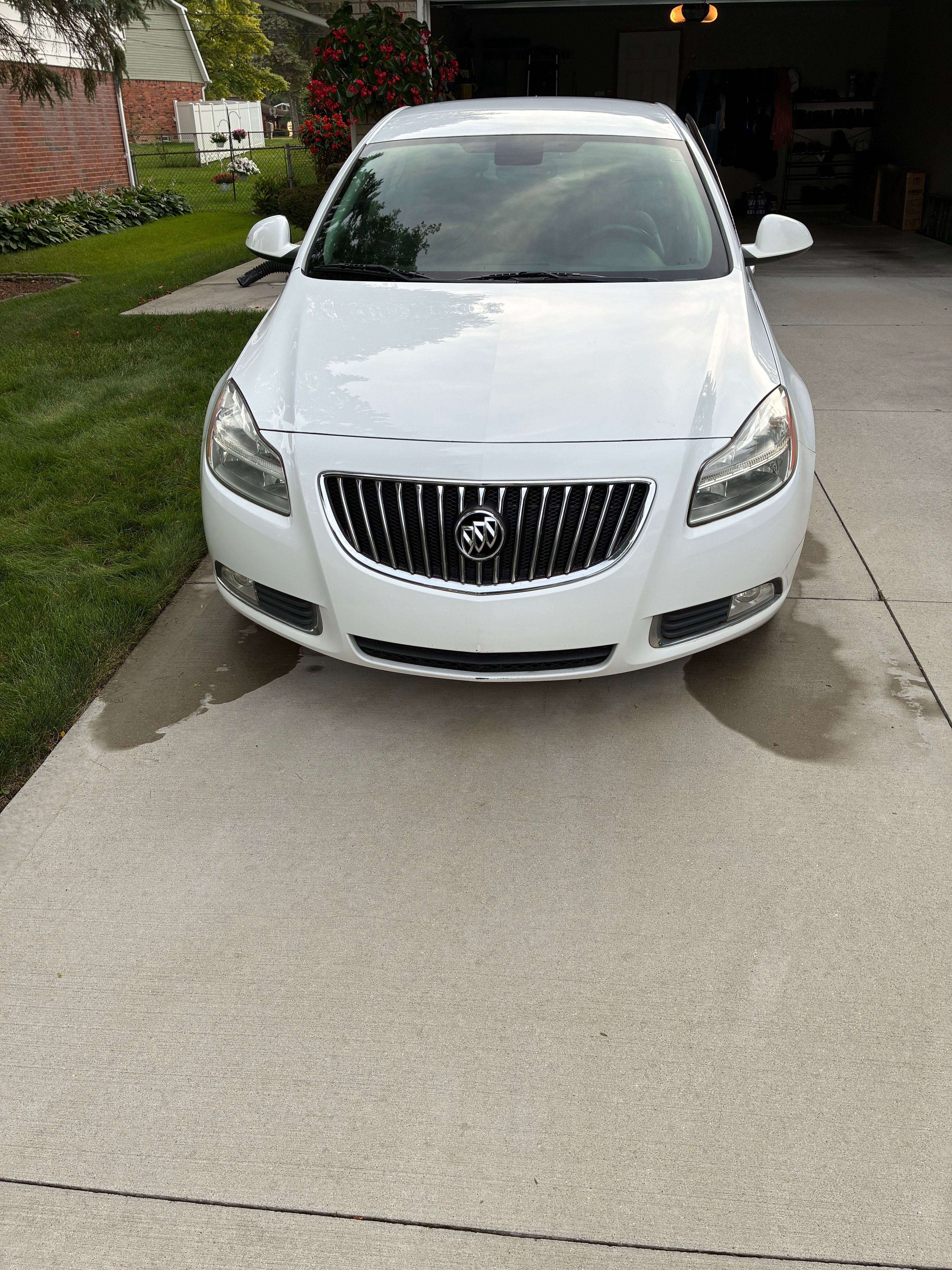Used 2011 Buick Regal CXL FWD image 2
