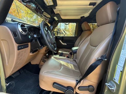 Used 2013 Jeep Wrangler Unlimited Rubicon w/ Connectivity Group image 16