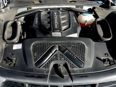 Used 2017 Porsche Macan Turbo image 7