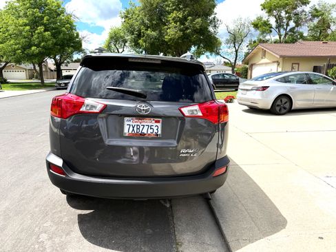Used 2013 Toyota RAV4 LE image 1