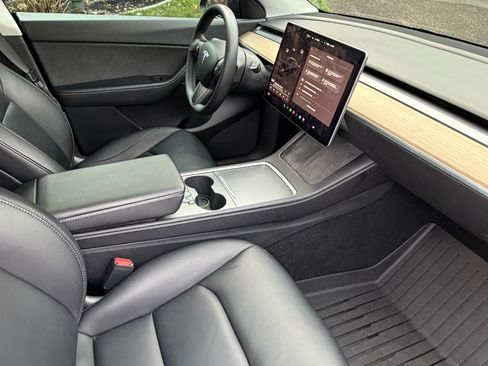 Used 2022 Tesla Model Y Long Range image 8