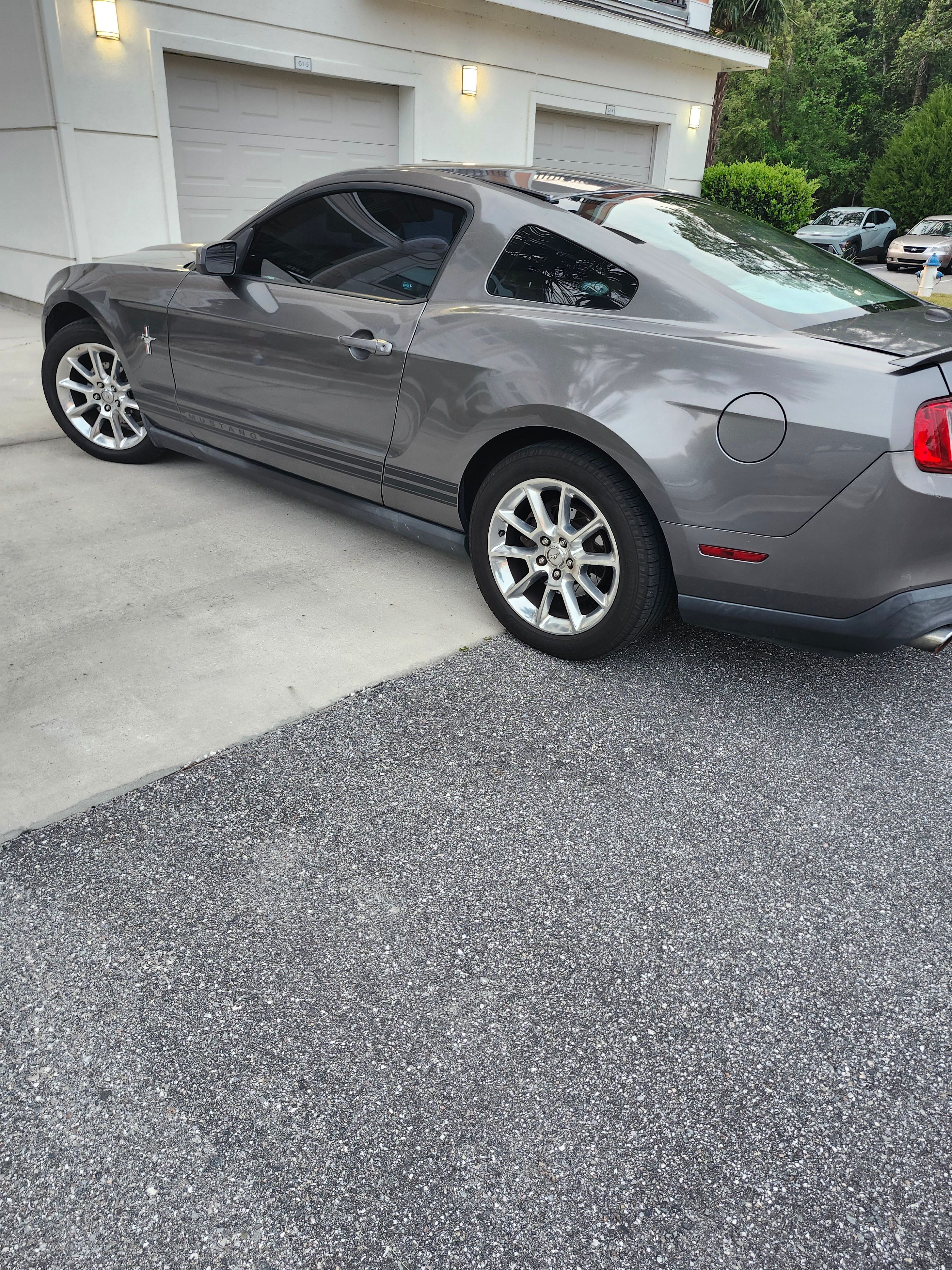 Used 2010 Ford Mustang Premium RWD image 4