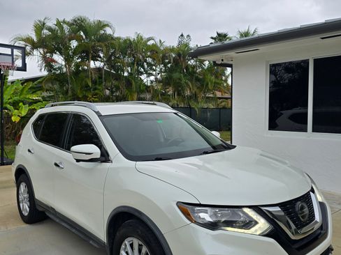 Used 2018 Nissan Rogue SV w/ Premium Package image 10