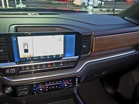 Used 2022 Chevrolet Silverado 1500 High Country w/ Technology Package image 16