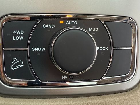 Used 2021 Jeep Grand Cherokee Limited image 16