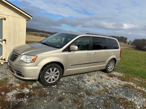 Used 2014 Chrysler Town & Country Touring FWD image 1