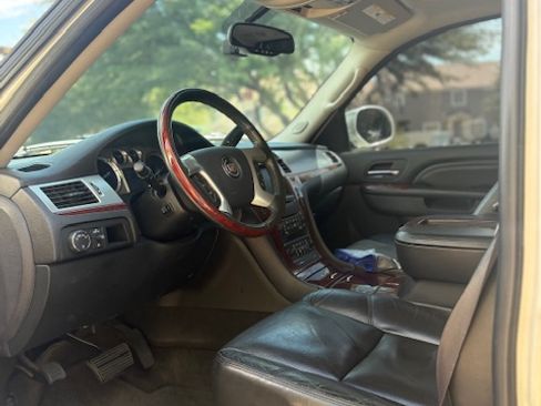 Used 2010 Cadillac Escalade EXT Premium image 9