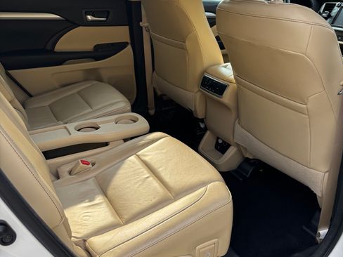 Used 2015 Toyota Highlander XLE AWD/4WD image 6