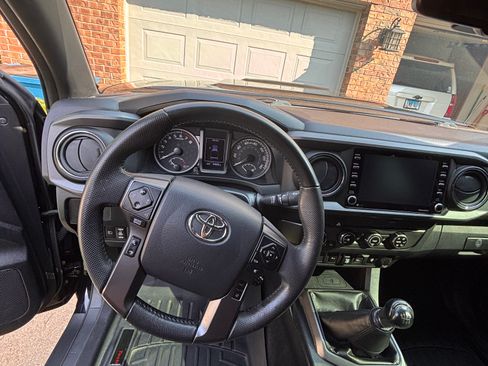 Used 2020 Toyota Tacoma TRD Sport w/ Technology Package AWD/4WD image 14