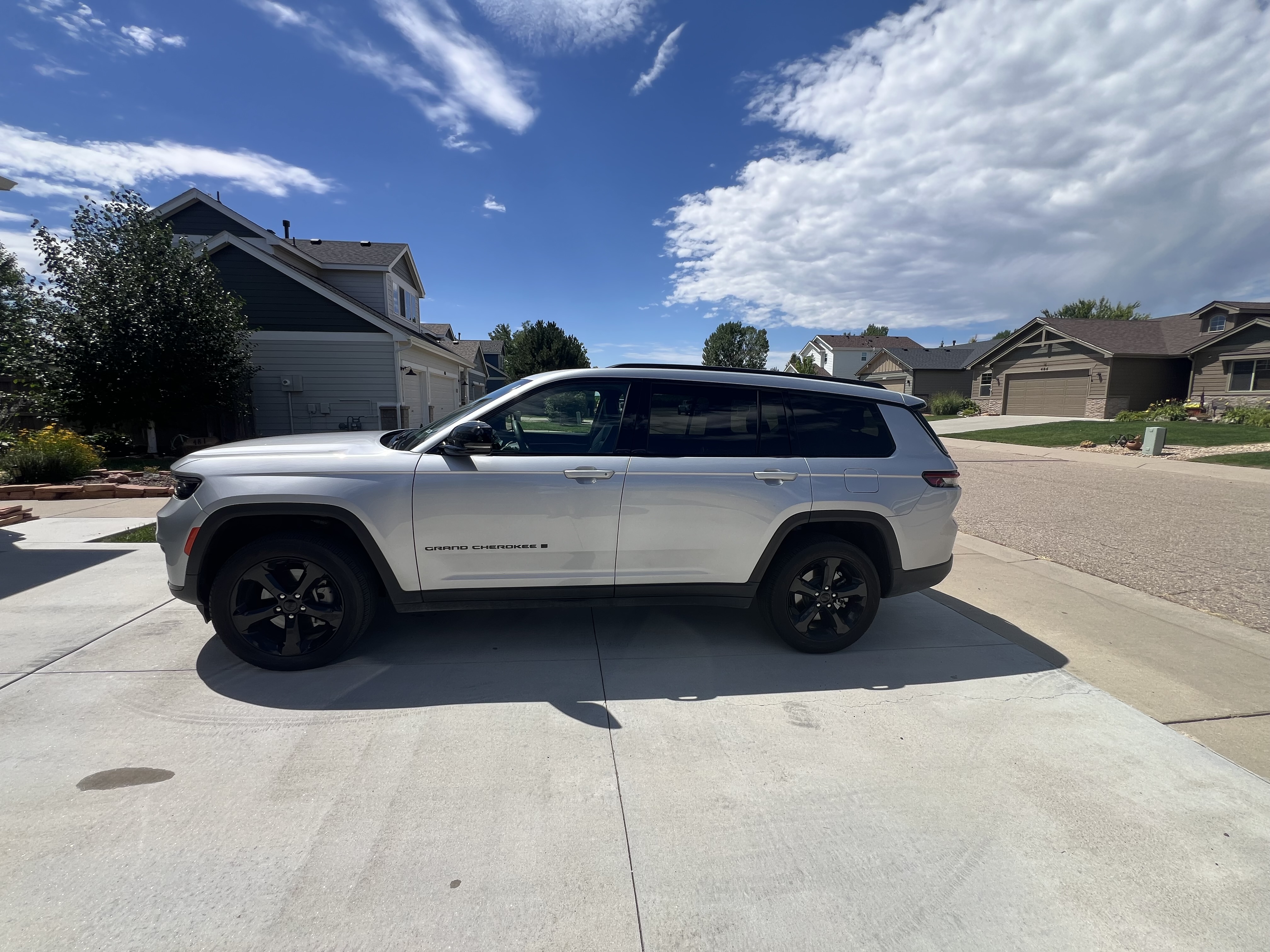Used 2024 Jeep Grand Cherokee L Limited w/ Black Appearance Package AWD/4WD image 6
