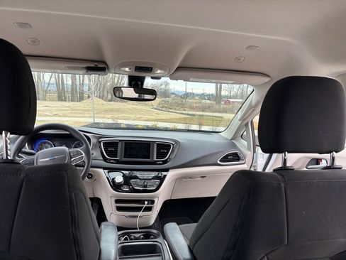 Used 2020 Chrysler Pacifica Touring image 16