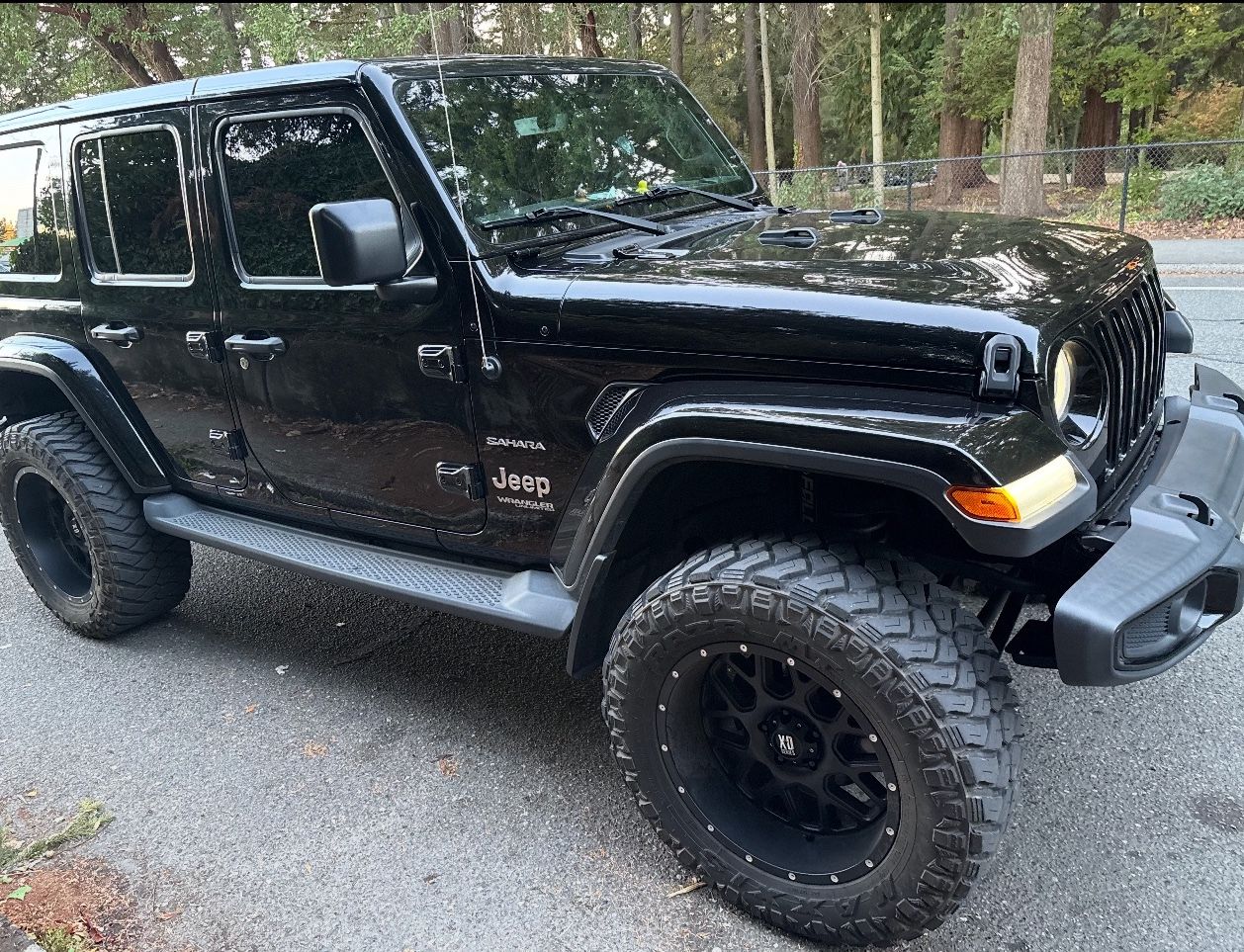 Used 2018 Jeep Wrangler Unlimited Sahara w/ Uconnect 4C Nav & Sound Group AWD/4WD image 4