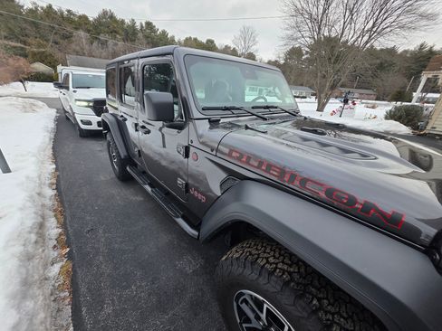 Used 2025 Jeep Wrangler Unlimited Rubicon w/ Technology Group image 18