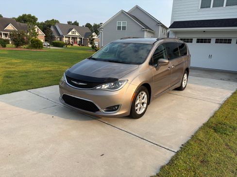 Used 2017 Chrysler Pacifica Touring-L w/ Tire & Wheel Group FWD image 1