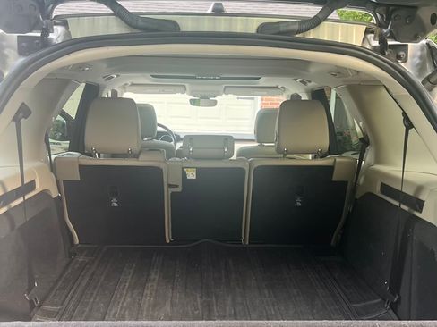 Used 2017 Land Rover Discovery HSE image 18