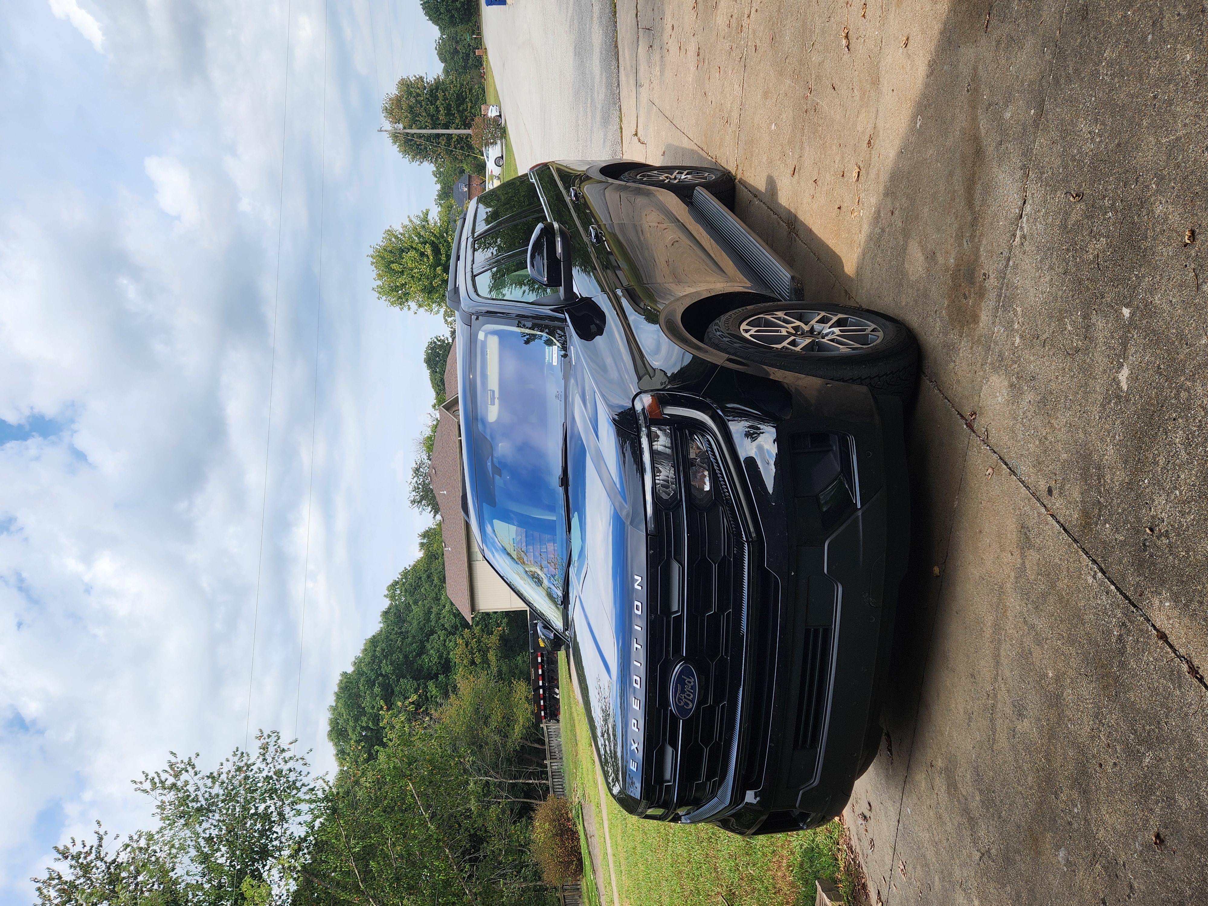 Used 2025 Ford Expedition Max Active AWD/4WD image 1