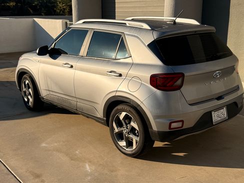 Used 2024 Hyundai Venue SEL image 4