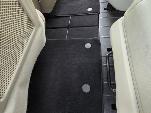 Used 2013 Chrysler Town & Country Touring-L w/ Driver Convenience Group image 15