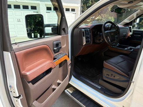 Used 2015 Chevrolet Silverado 2500 High Country AWD/4WD image 10