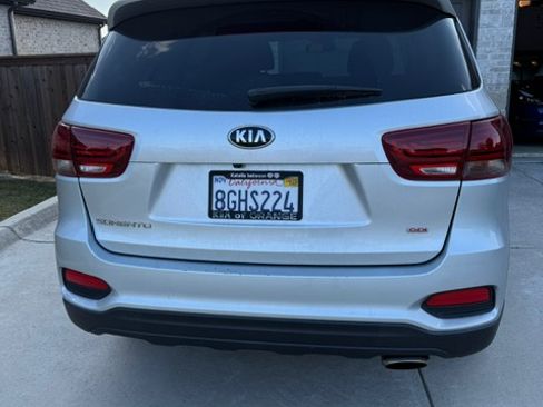 Used 2019 Kia Sorento LX image 2