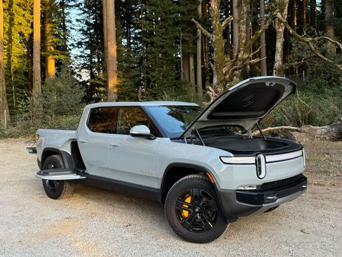 Used 2022 Rivian R1T Adventure image 1
