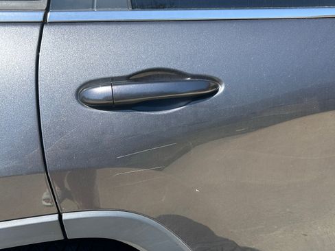 Used 2016 Jeep Cherokee Latitude w/ Cold Weather Group image 11