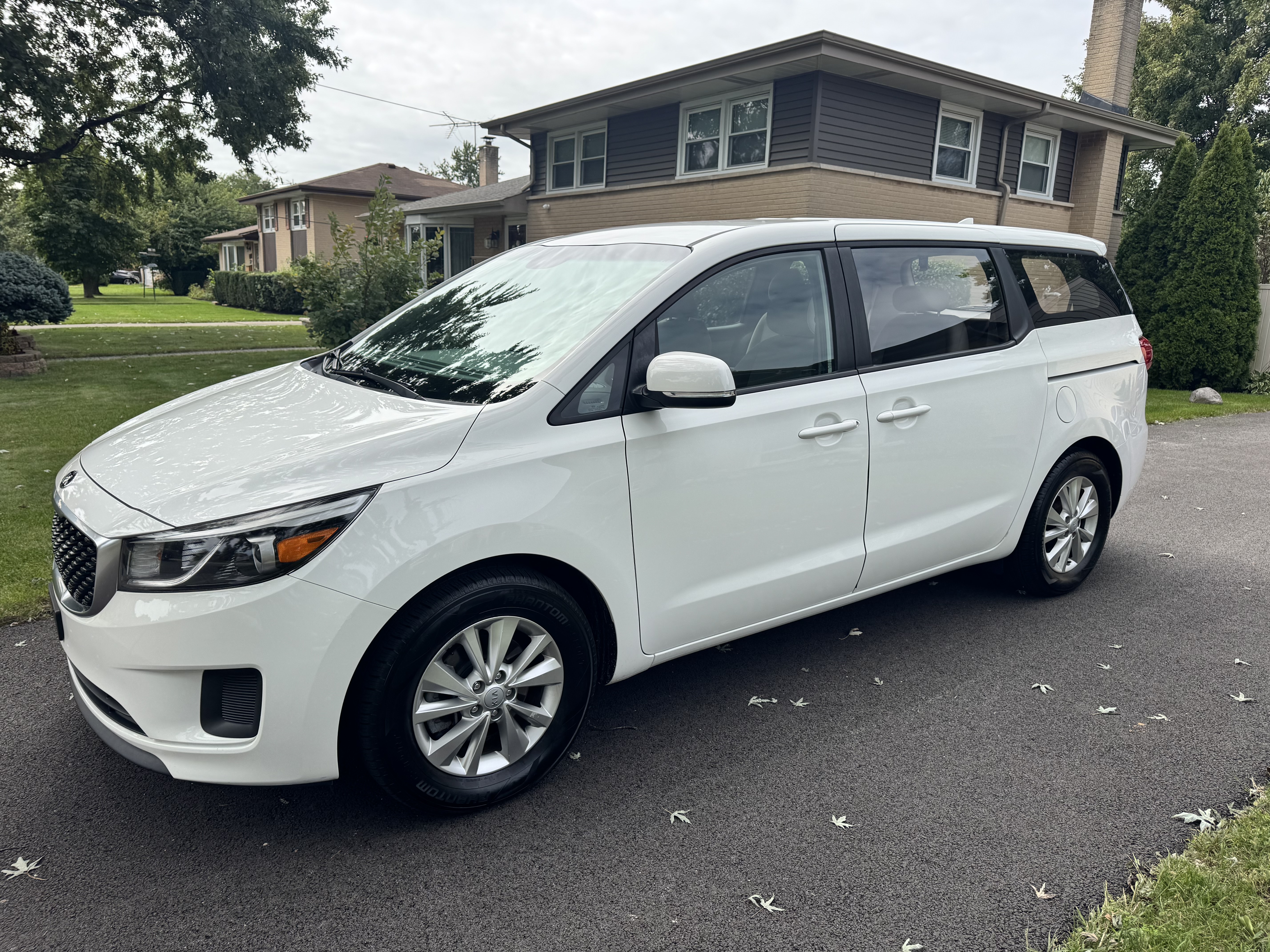 Used 2018 Kia Sedona L FWD image 1