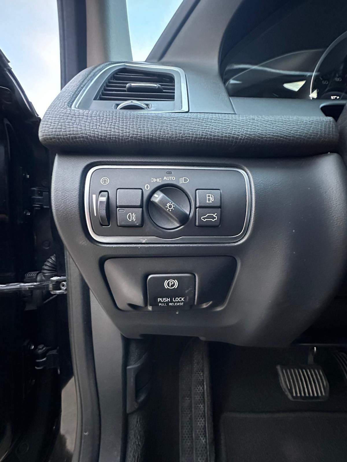 Used 2015 Volvo XC60 T5 FWD image 11