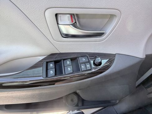 Used 2020 Toyota Sienna XLE Premium FWD image 22