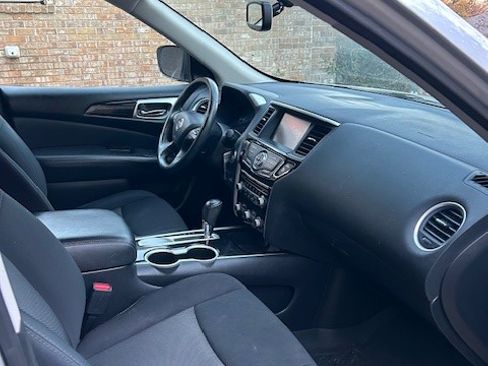 Used 2019 Nissan Pathfinder SV image 8
