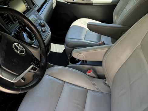 Used 2018 Toyota Sienna XLE FWD image 12