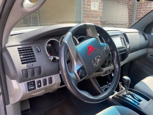 Used 2014 Toyota Tacoma PreRunner w/ Convenience Package RWD image 11