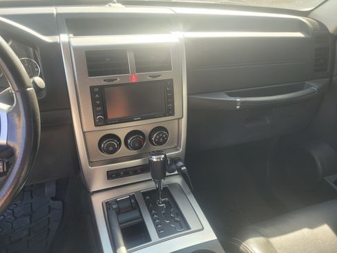 Used 2010 Jeep Liberty Limited w/ Tire & Wheel Group image 2