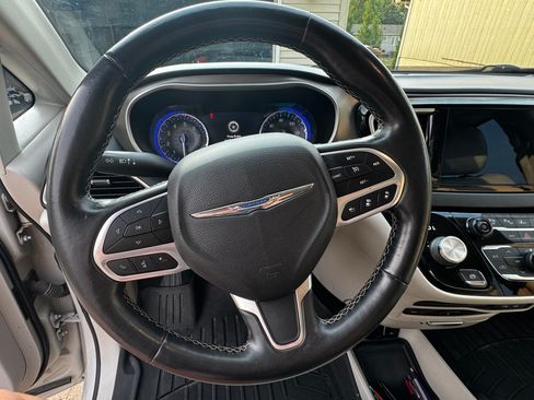 Used 2020 Chrysler Pacifica Touring-L Plus w/ Advanced Safetytec Group FWD image 10