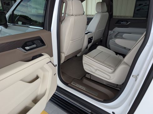 Used 2025 GMC Yukon XL Denali w/ Sun & Power Step Package image 11