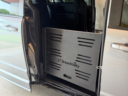 Used 2019 Dodge Grand Caravan SXT w/ Blacktop Package FWD image 18