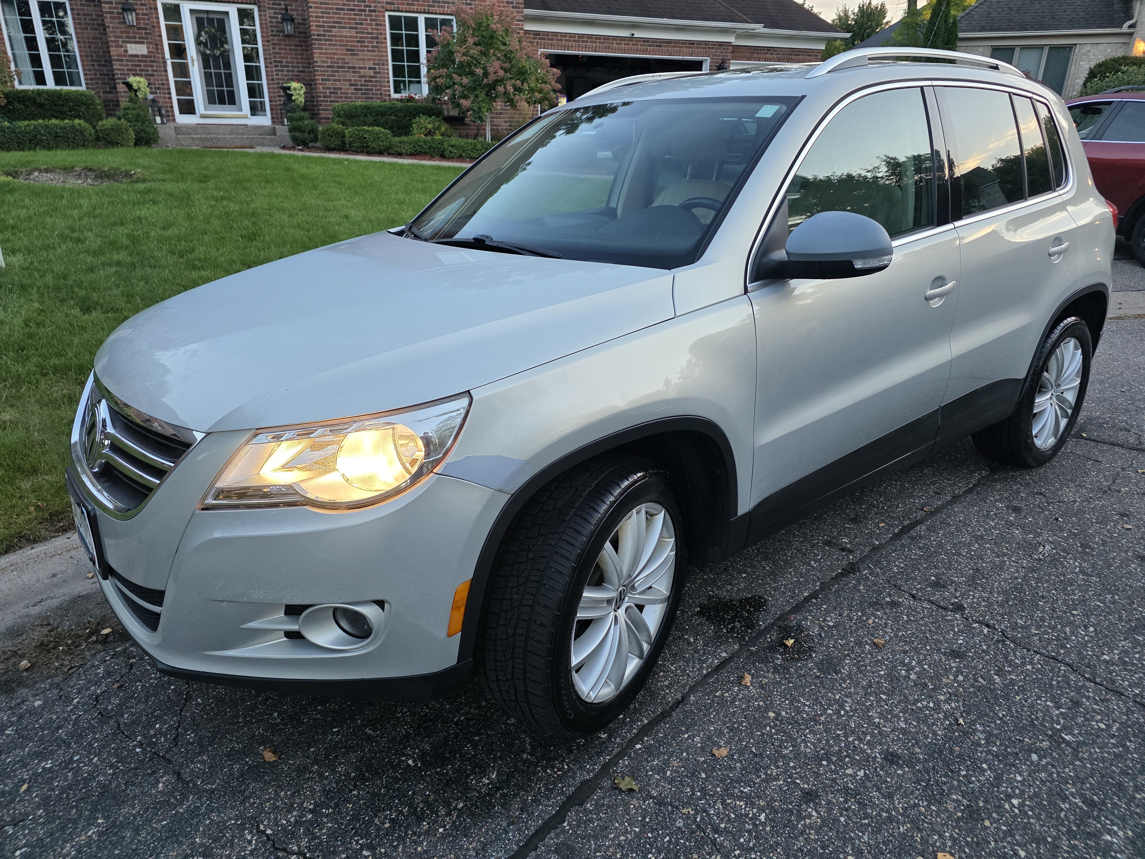 Used 2011 Volkswagen Tiguan SEL AWD/4WD image 24