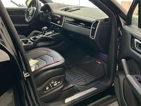 Used 2020 Porsche Cayenne image 25