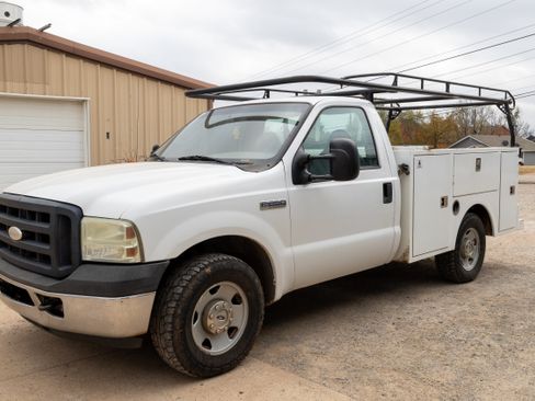 Used 2007 Ford F250 XL image 1