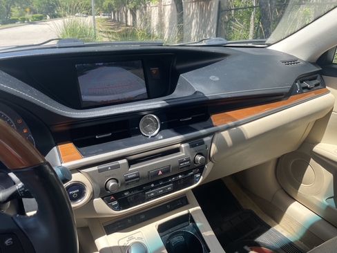 Used 2014 Lexus ES 300h w/ Luxury Package w/Bamboo Trim FWD image 13