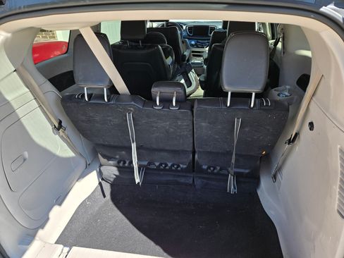 Used 2022 Chrysler Pacifica Touring-L image 7