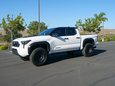 Used 2024 Toyota Tacoma TRD Off-Road image 5