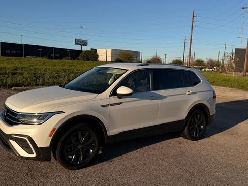 Used 2023 Volkswagen Tiguan SE image 1