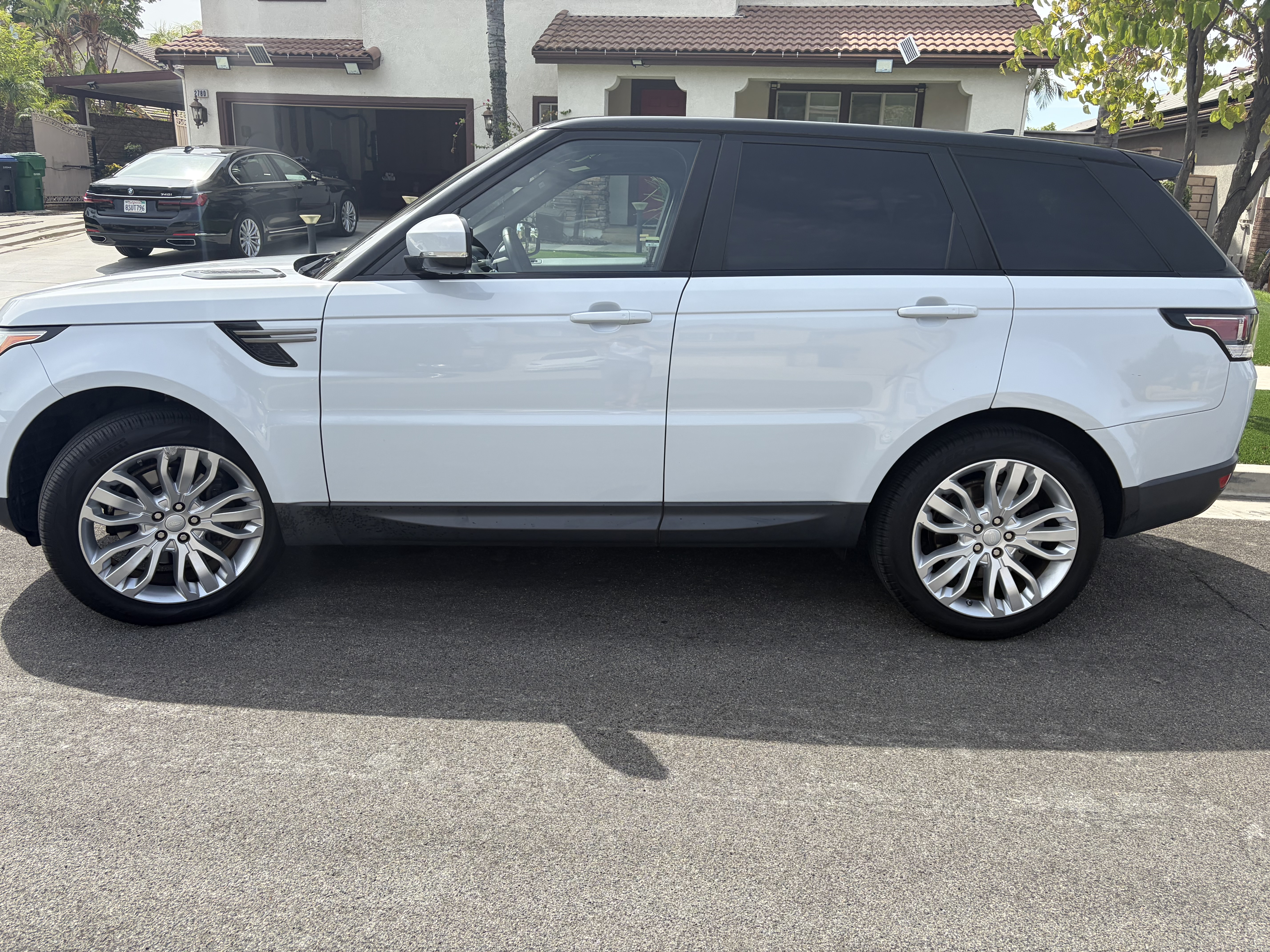 Used 2017 Land Rover Range Rover Sport SE AWD/4WD image 4