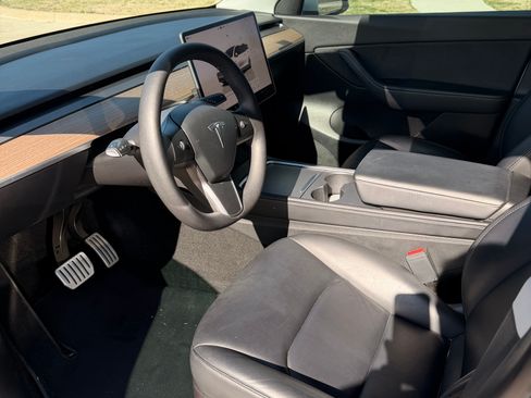 Used 2022 Tesla Model Y Performance image 19