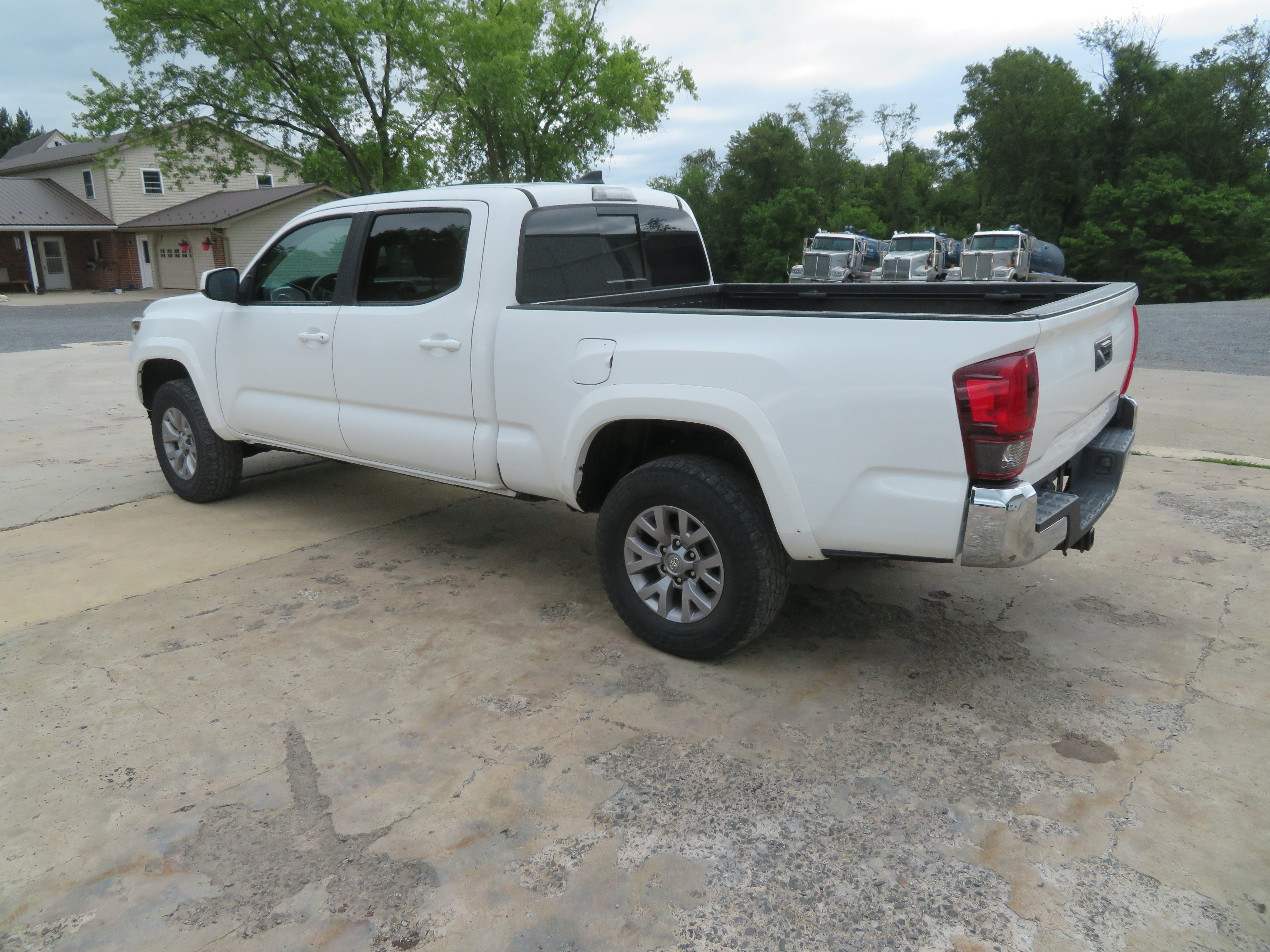 Used 2019 Toyota Tacoma SR5 AWD/4WD image 6