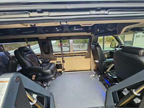 Used 2015 Chevrolet Express 2500 Extended Van 3D image 11