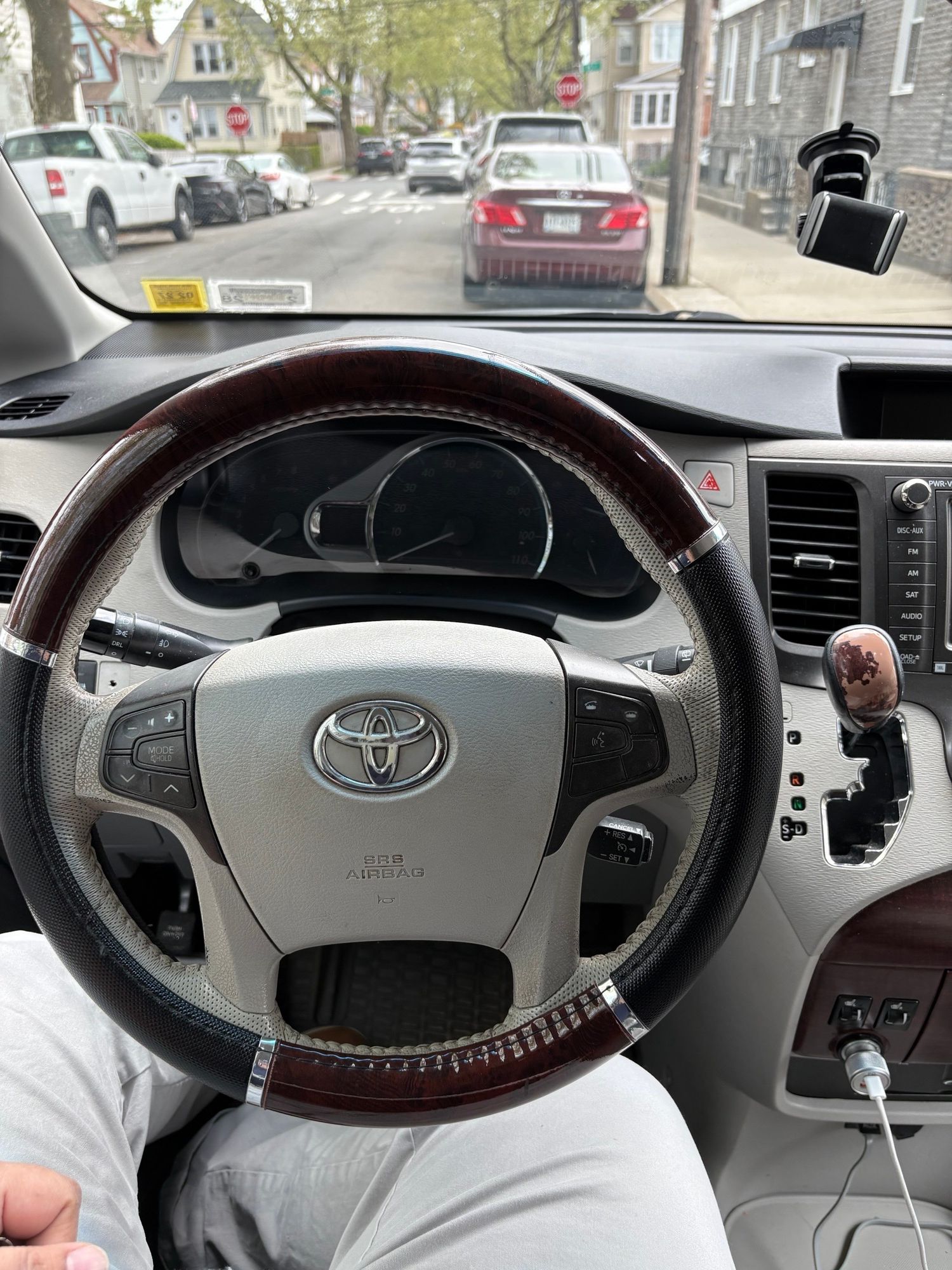 Used 2011 Toyota Sienna XLE w/ Premium Pkg FWD image 4