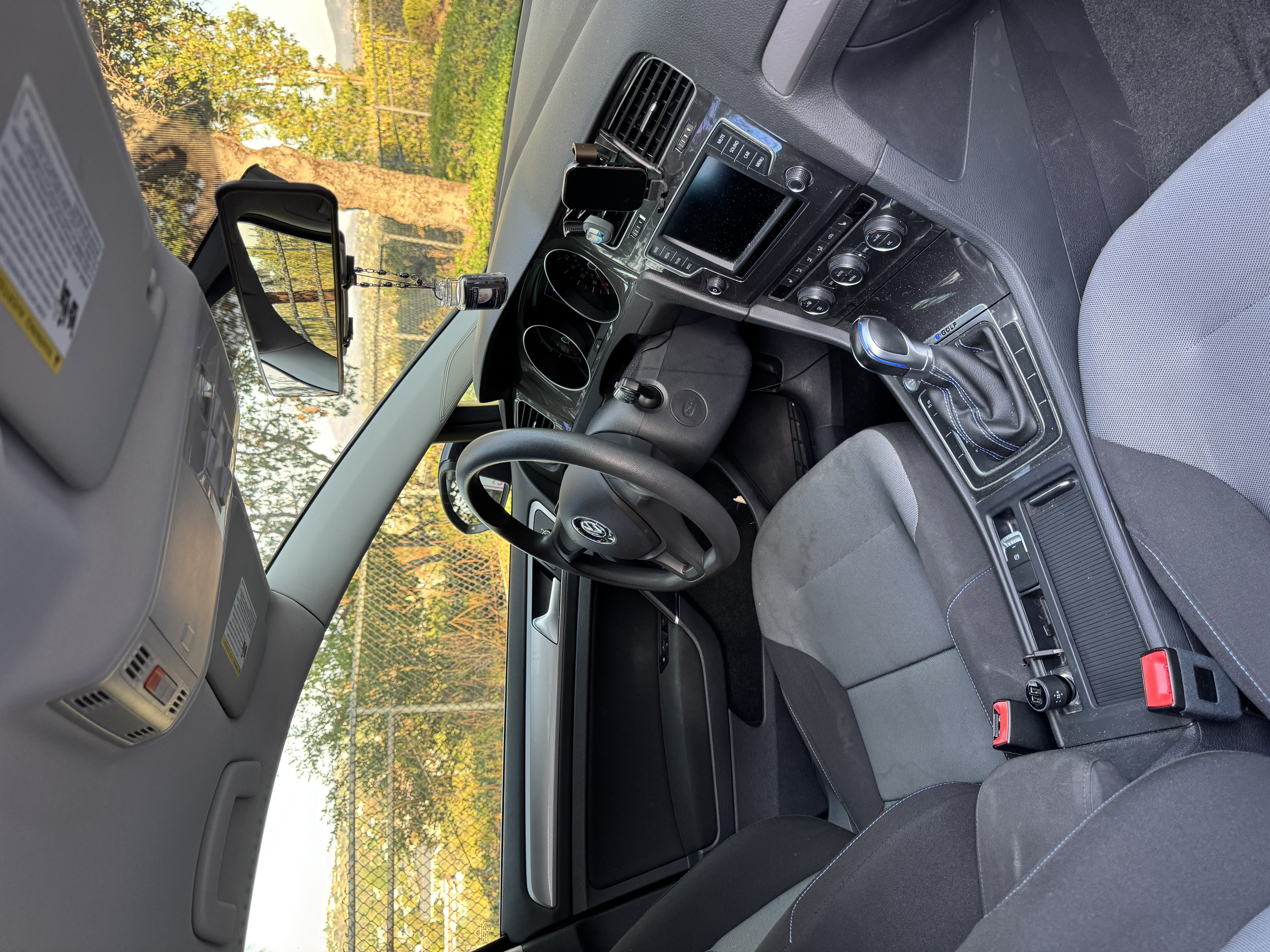 Used 2016 Volkswagen e-Golf SE w/ DC Fast Charging Package FWD image 6
